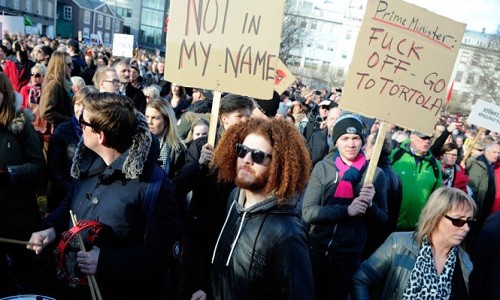 Hàng chục ngàn người Iceland biểu tình đòi thủ tướng nước này từ chức vì có tên trong tài liệu Panama. Ảnh: Reuters