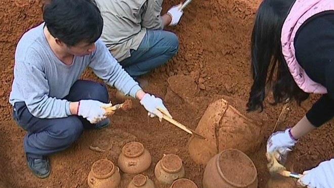 Theo China News, người dân huyện Trung Sơn, thành phố Hạ Châu, tỉnh Quảng Tây, Trung Quốc, trong khi đào móng làm nhà đã phát hiện một ngôi mộ cổ cuối thời Đông Hán có lịch sử lên tới 2.000 năm. 
