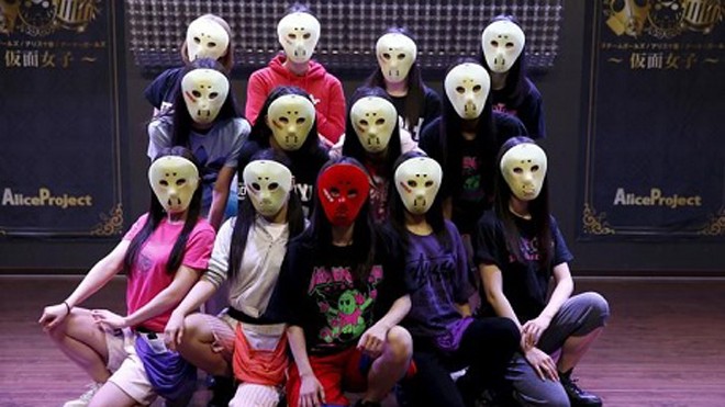 Các cô gái của nhóm Kamen Joshi trong một buổi tập vũ đạo.