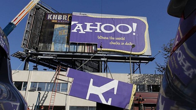 Một biển quảng cáo của Yahoo tại San Francisco đang bị gỡ bỏ. Ảnh: Chronicle