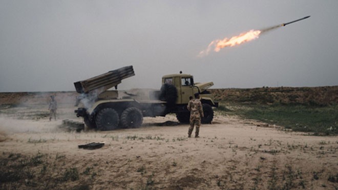 Quân đội Iraq phóng hỏa tiễn vào các vị trí của IS ở ngoại ô thành phố Mosul. Ảnh: MilitaryTimes