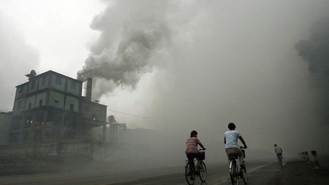 Trung Quốc đối mặt với ô nhiễm môi trường nặng nề. Ảnh: Boredpanda.