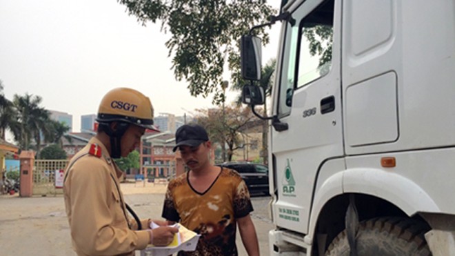CSGT Hà Nội ra quân xử lý xe tải vào phố cấm