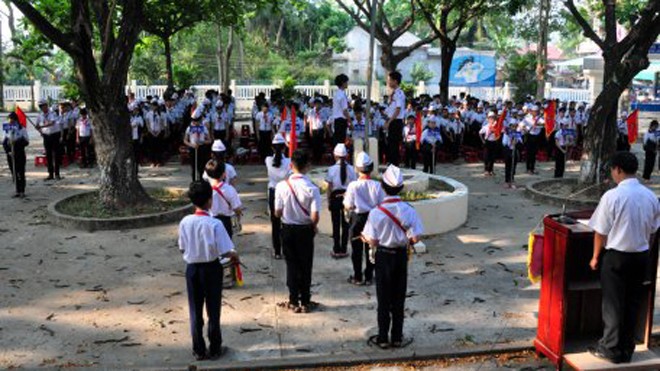 Phút mặc niệm 9 học sinh xấu số tại buổi chào cờ ở trường THCS Nghĩa Hà.