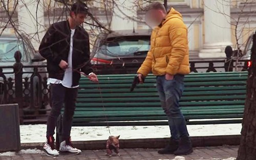 Goldsheid lừa một người nhận 10.000 rúp và bắn con chó của cậu bằng khẩu súng không đạn. Ảnh: Youtube