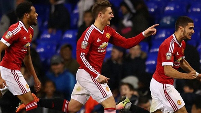 Niềm vui chiến thắng của các cầu thủ trẻ bên phía Man Utd. Ảnh: Reuters