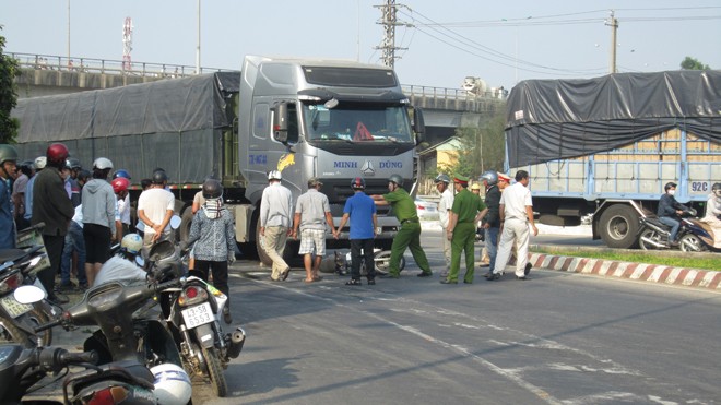 Xe máy nạn nhân kẹt dưới gầm trước xe container. Ảnh: Thanh Trần. 
