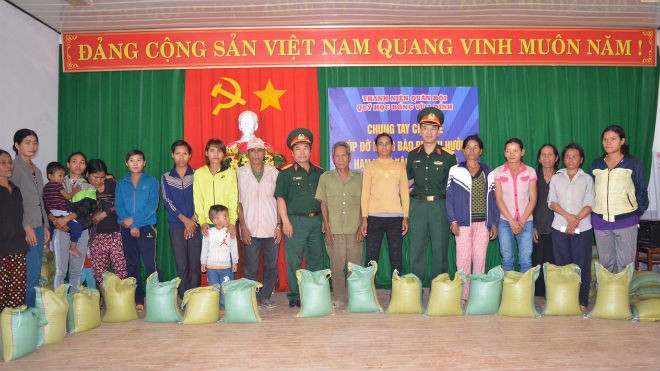 Thượng tá Đinh Quốc Hùng, Trưởng ban Thanh niên Quân đội trao quà cho các hộ gia đình nghèo trên địa bàn xã Cư Drăm, huyện Krông Bông, tỉnh Đắk Lắk. 
