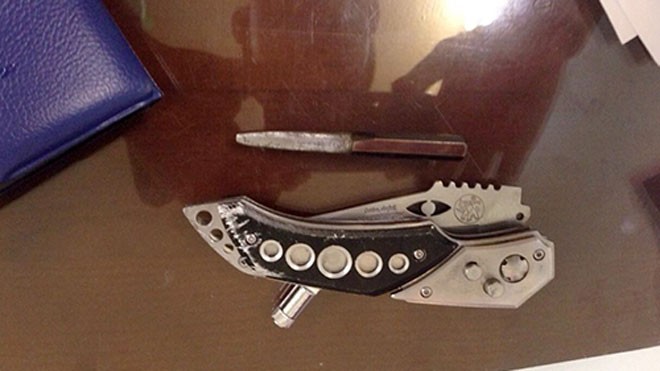 Con dao và vam phá khóa cảnh sát thu được sau khi khống chế Nam. Ảnh: Sơn Dương/VnExpress