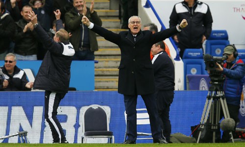 Phản ứng của Ranieri sau khi Ulloa ghi bàn thứ ba cho Leicester. Ảnh: Reuters.