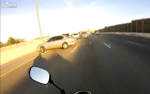 Camera hành trình ghi cảnh ô tô gây tai nạn liên hoàn