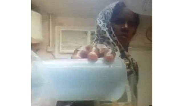 Cô giúp việc đổ nước tiểu vào cốc nước hoa quả. Ảnh: Live Leak
