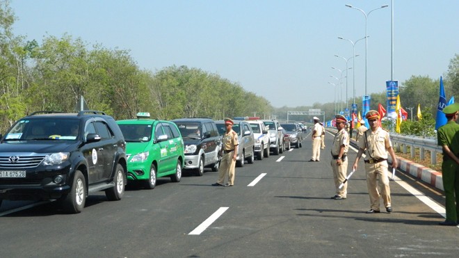 Lực lượng CSGT làm nhiệm vụ điều tiết, đảm bảo an toàn giao thông. 
