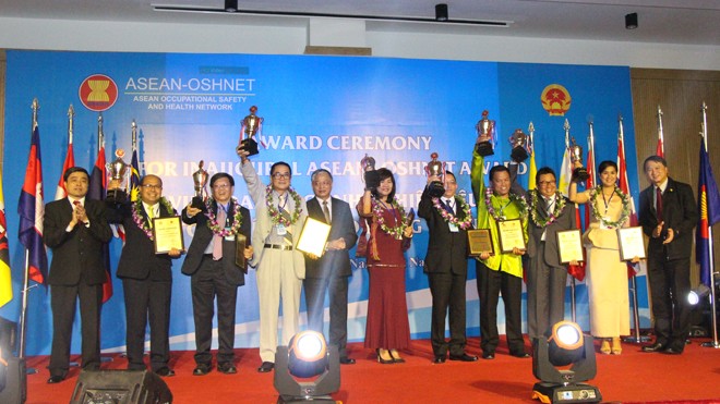 Ban điều phối mạng an toàn, vệ sinh lao động ASEAN vinh danh các DN trong khối ASEAN đạt giải thưởng về an toàn vệ sinh lao động. Ảnh: Đào Phan
