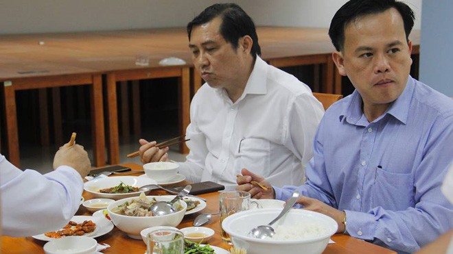 Chủ tịch UBND thành phố Đà Nẵng Huỳnh Đức Thơ (áo trắng) dùng cơm trưa với hải sản cùng hàng trăm cán bộ tại Trung tâm hành chính. Ảnh: Thanh Trần. 