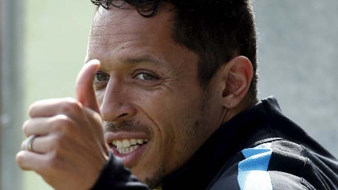 Adriano là gương mặt quen thuộc ở vị trí chạy cánh của Barca. Ảnh: Reuters.