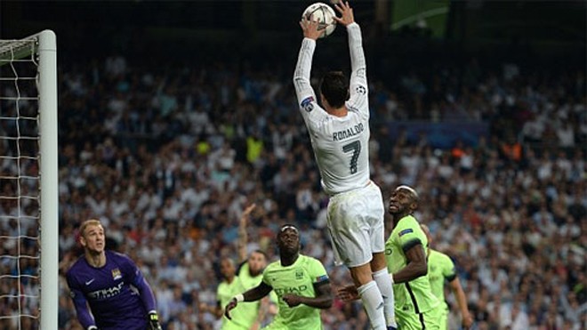 Ronaldo không bị phạt thẻ nào cho tình huống dùng tay bắt bóng rồi đẩy vào khung thành Man City, sau khi nghe thấy còi báo việt vị. Ảnh: Reuters