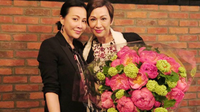 Lưu Gia Linh (trái) chúc mừng Dư An An giành giải Nữ diễn viên chính xuất sắc.