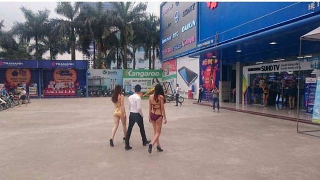 Siêu thị Trần Anh tại Phạm Hùng bị dư luận "ném đá" sau khi có nhiều tiếp viên, người mẫu tiếp thị điều hòa từ ngoài cổng vào...