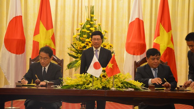 Phó Thủ tướng Phạm Bình Minh và Ngoại trưởng Nhật Fumio Kishida tại lễ ký các công hàm viện trợ ODA