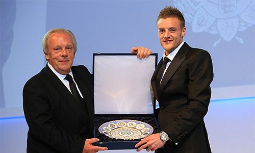 Taylor trong khoảnh khắc trao phần thưởng danh dự cho Jamie Vardy nhân dịp tiền đạo của Leicester lập kỷ lục ghi bàn trong 11 trận Ngoại hạng Anh liên tục. Ảnh: Empics.