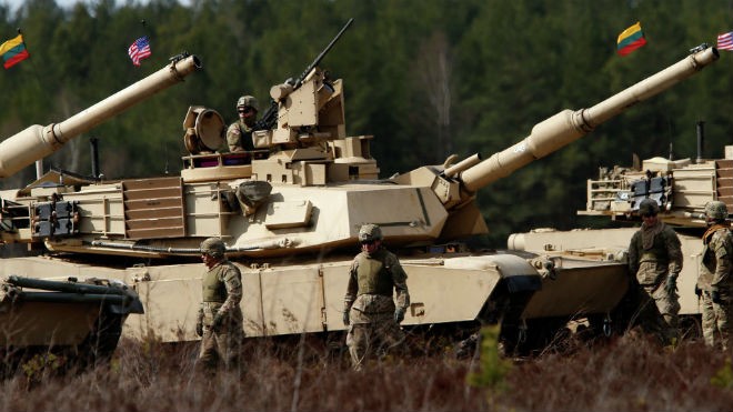 Xe tăng và binh lính Mỹ tham gia tập trận quân sự tại Lithuania ngày 9/4/2015 (Ảnh: AP)