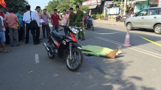 Lực lượng chức năng thành phố Huế tiến hành bảo vệ hiện trường, điều tra nguyên nhân tai nạn chết người.