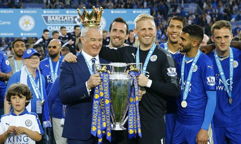Ranieri nâng cao chức vô địch Ngoại hạng Anh cùng các học trò. Ảnh: Reuters.