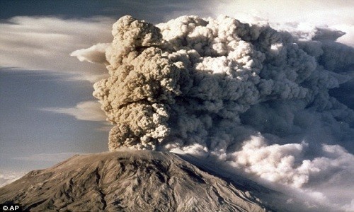 Vụ phun trào năm 1980 của núi lửa St. Helens giết chết 57 người. Ảnh: AP.