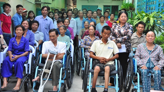 Người khuyết tật nhận xe lăn