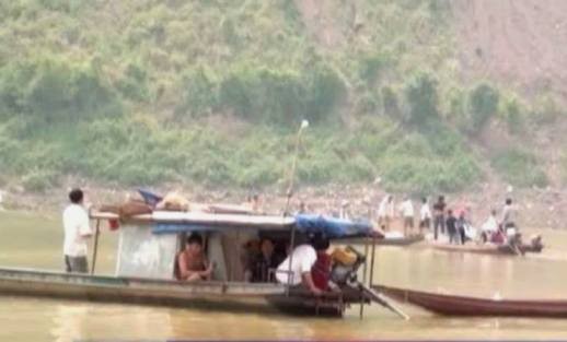 Lực lượng chức năng tìm kiếm thi thể 3 cô gái dưới sông - ảnh: CTV