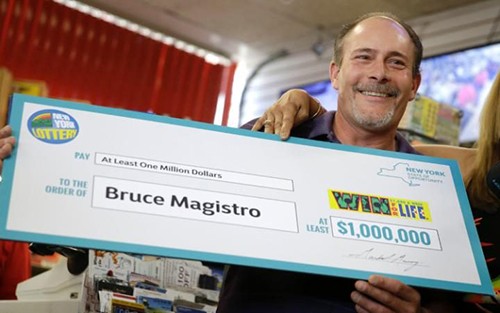 Ông Bruce Magistro thắng giải một triệu USD lần thứ hai trong đời. Ảnh: AP