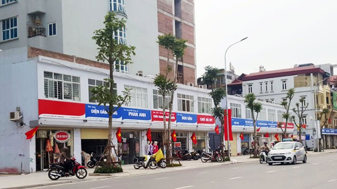 Các tấm bảng, biển quảng cáo chỉ có hai màu xanh và đỏ trên tuyến phố 1,5km Lê Trọng Tấn. Ảnh: Phan Minh.