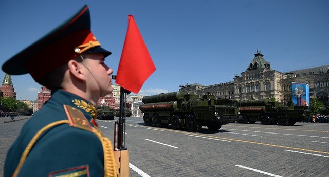 Hệ thống tên lửa tầm xa và tầm trung S-400 trong lễ diễu binh ở Quảng trưởng Đỏ hồi đầu tuần. (Ảnh: Sputnik)