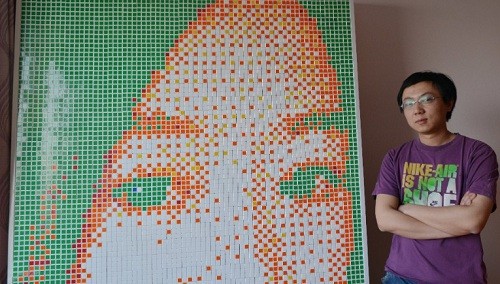 Tác giả bên bức chân dung cô hàng xóm làm từ 840 khối Rubik. Ảnh: CNN