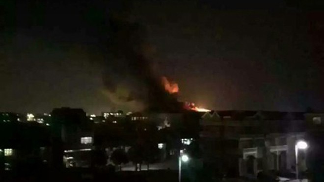 Chiếc chiến đấu cơ đâm xuống nhà máy may ở Thái Châu, gây ra đám cháy lớn. Ảnh: Weibo