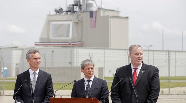 (Từ trái sang phải) Tổng thư ký NATO Jens Stoltenberg, Thủ tướng Romania Dacian Ciolos và Thứ trưởng Quốc phòng Mỹ Robert Work tại lễ kích hoạt hệ thống phòng thủ tên lửa ở căn cứ không quân Deveselu, Romania ngày 12/5/2016. (Ảnh: Reuters)