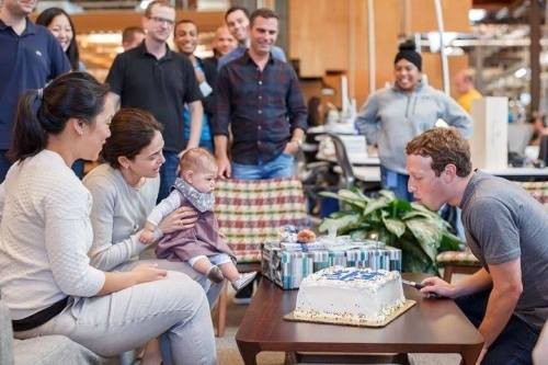 Mark Zuckerberg đón sinh nhật tuổi 32 tại trụ sở Facebook. 