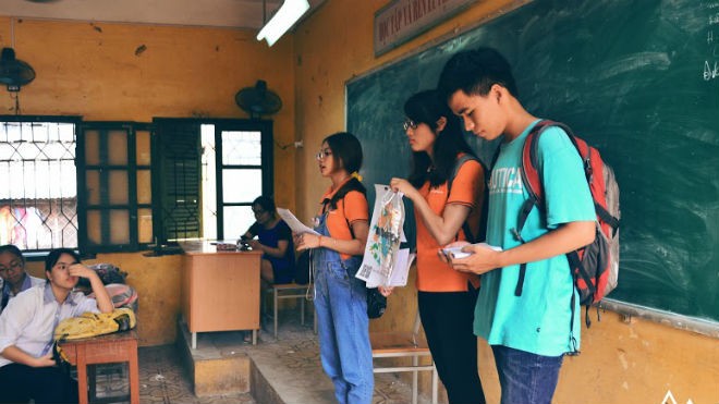 Các tình nguyện viên của Unicamp 2016 phổ biến chương trình tại một trường THPT