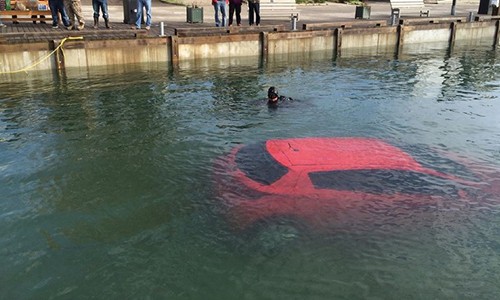 Tin tưởng và đi theo hệ thống định vị GPS, một cô gái đã lao xe xuống hồ.