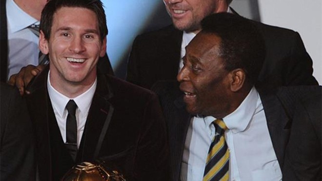 Pele (phải) trong một lần trao giải Quả bóng vàng cho Messi. Ảnh: Reuters 