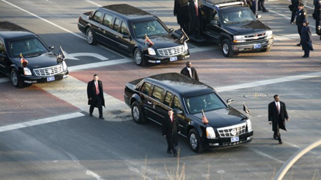 Hai chiếc Cadillac One từ thời Bush phía sau The Beast dùng cho Obama.