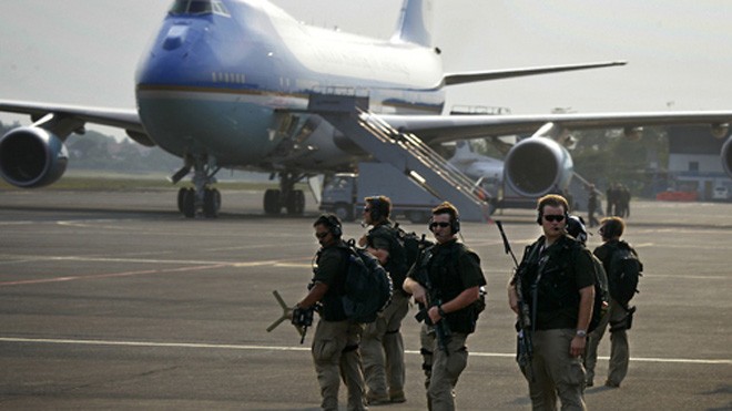 Các đặc vụ CAT bảo vệ tổng thống Mỹ trong một chuyến công du nước ngoài. Ảnh: Reuters
