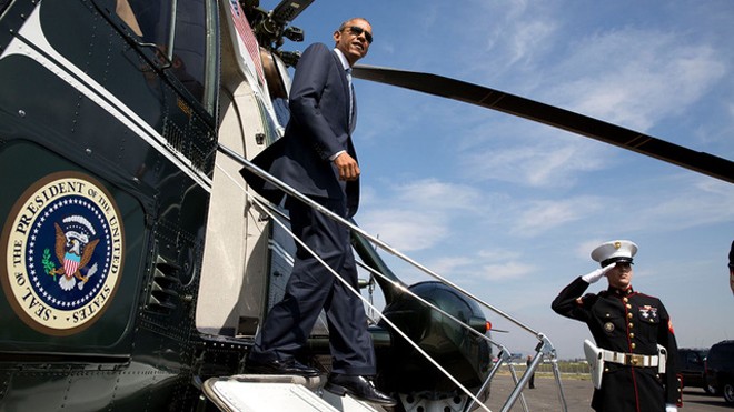 Tổng thống Obama bước xuống từ trực thăng Mariine One (Ảnh: White House)