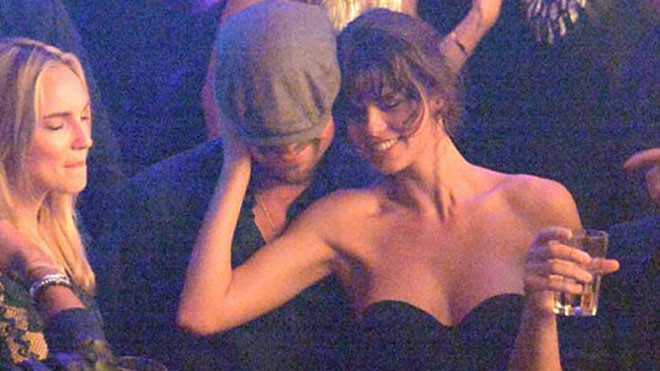 Đêm 16/5, Leonardo DiCaprio bị bắt gặp đang vui vẻ ở câu lạc bộ Gotha, Cannes (Pháp) với bóng hồng mới. Nhiều paparazzi ghi lại được hình ảnh thân mật của hai người.