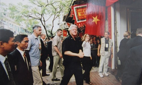 Các cán bộ, chiến sĩ Cảnh vệ Việt Nam phối hợp với mật vụ Mỹ bảo vệ tổng thống Clinton trong chuyến thăm Hà Nội năm 2000. Ảnh: Thượng tá Võ Xuân Quang cung cấp