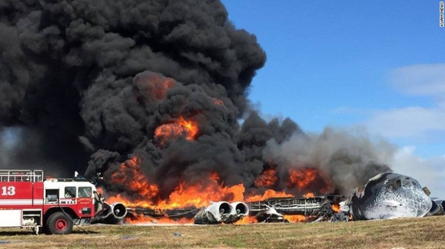 Máy bay B-52 bốc cháy ngay trên đường băng. (Ảnh: BBC)