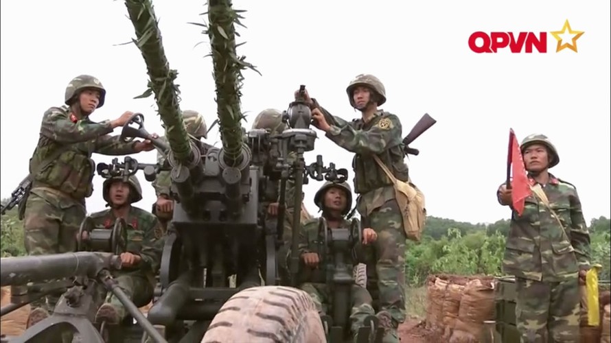 Xe tăng, pháo quân đội Việt Nam tập trận bắn đạn thật