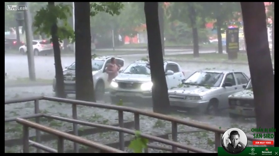 Cô gái lấy thân mình che ôtô trước trận mưa đá