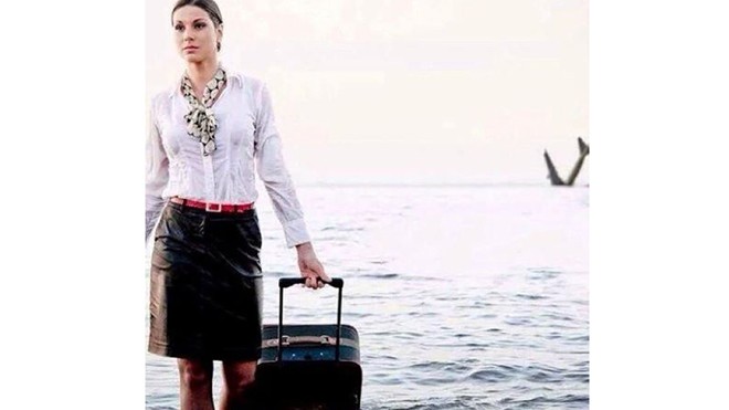 Bức ảnh nữ tiếp viên trên chuyến bay mất tích của EgyptAir chụp ghép với hình ảnh một máy bay đang chìm. (Ảnh: Lenta)